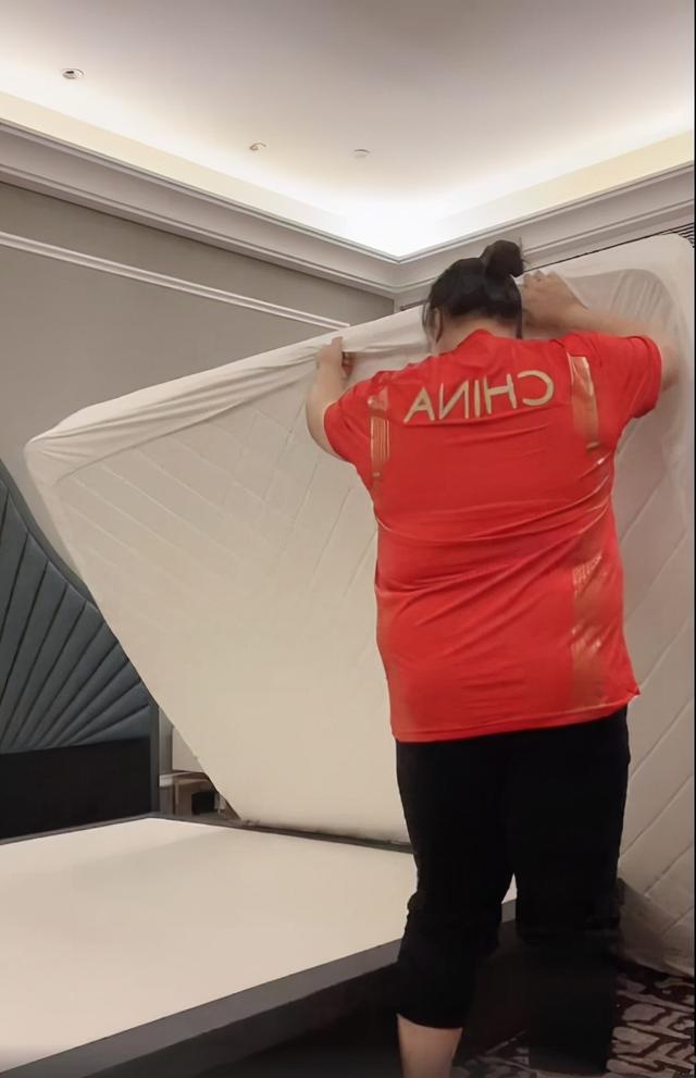 在东京奥运会只能打地铺的举重冠军李雯雯，在陕西全运会住上了大床房，可她为啥还要自己折腾一通？