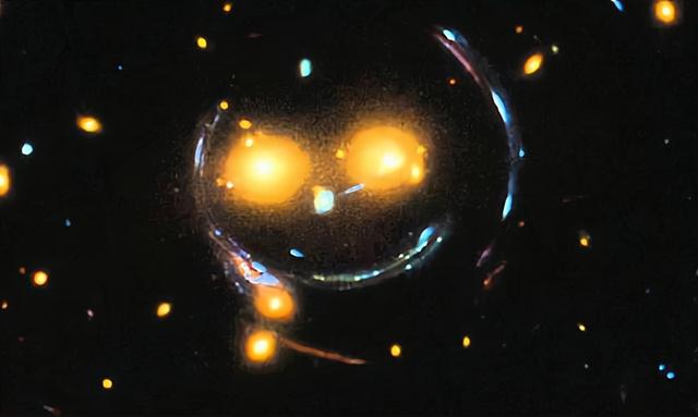 宇宙“bug”？三个一模一样的星系出现，应该如何解释？