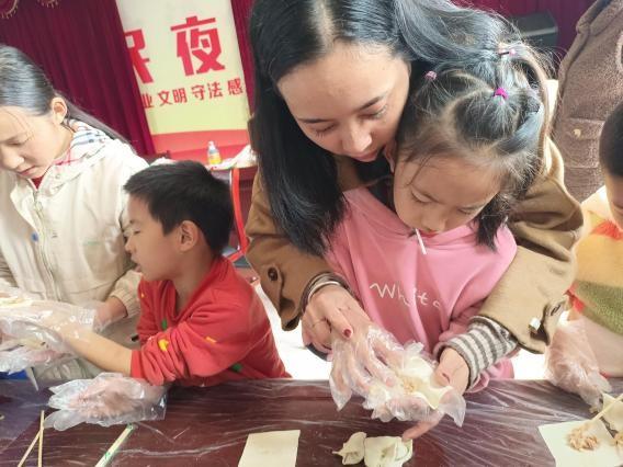 彭山区合力村开展“热乎抄手、温暖在心”儿童集中关爱活动