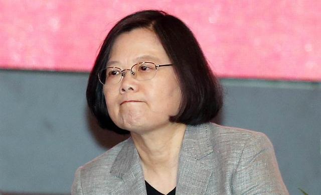 蔡英文好日子到头了？最新民调“死亡交叉”，岛内有人发现不对劲