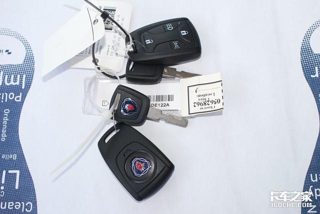 中控锁和遥控钥匙上面带有灯光的控制功能.