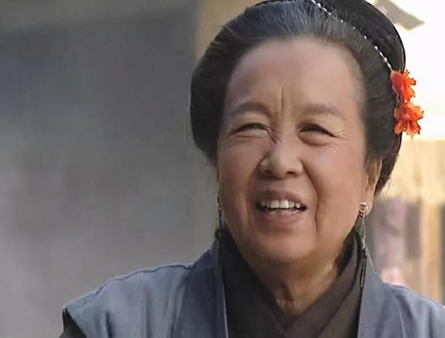 赵薇堕入深渊，容嬷嬷冲上热搜：原来，剧中的反派才是现实的正派
