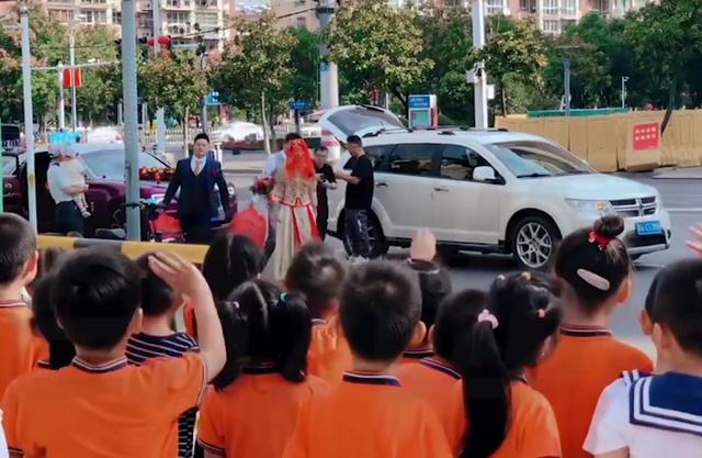 江苏一幼儿园老师结婚路过学校，小朋友们组团送祝福：要对她好