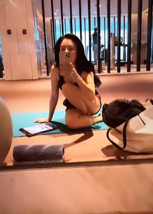 张柏芝健身豪宅抢镜，镜子曝光神秘男子全貌，身材壮硕疑似男友