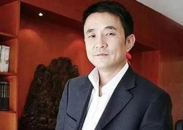 王永红：公司破产丝毫不慌，套61亿携女明星出逃，亲爹去世都不回