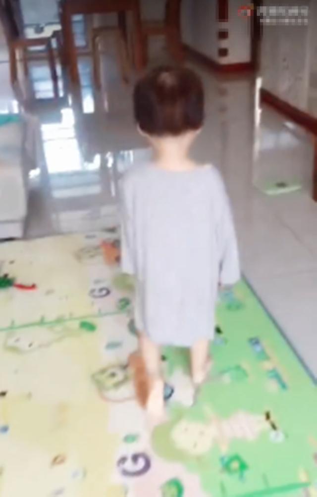 “初生牛犊不怕虎”：家里黄鳝跑出来爸妈不敢上手，只能拜托娃了