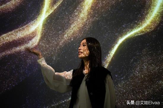 黄圣依母女教师节罕同框，妈妈穿白裙桃花眼抢镜，母女模样似烙饼