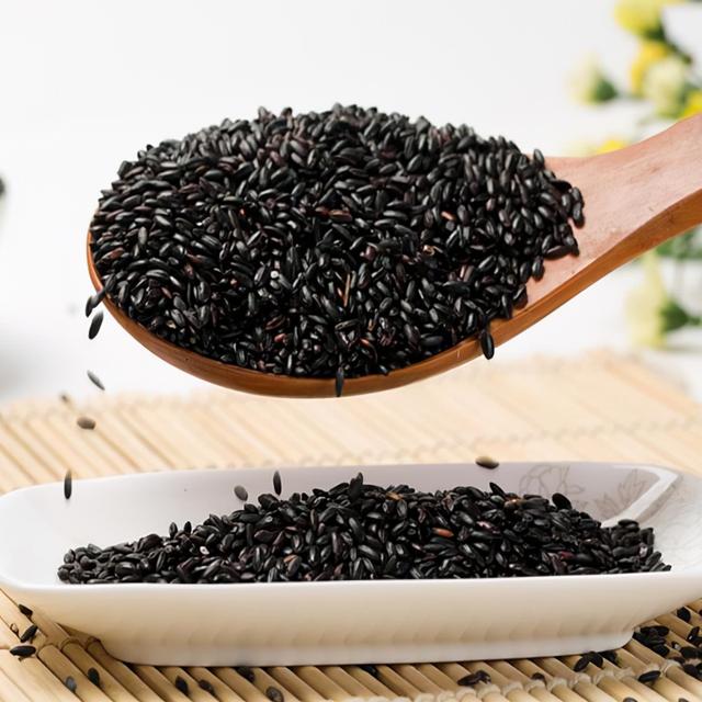 有白头发最好不要染，日常多吃这3种食物，或许可以让白发少些