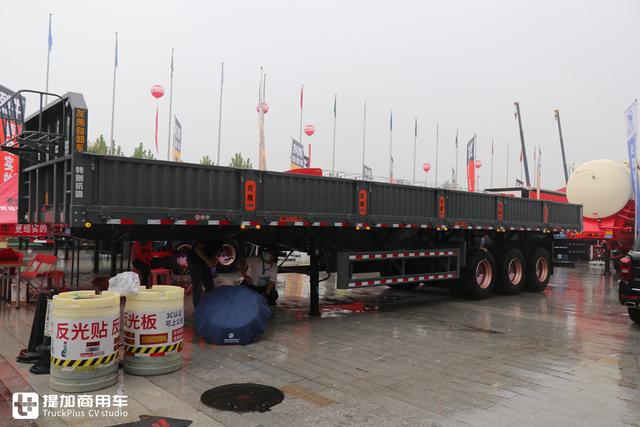 拉砂石料自卸车