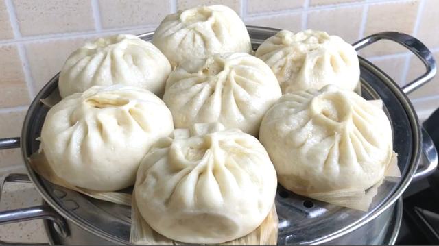 图文 包子总是死皮塌皮 发面很重要 有人说放碱 有人说放糖 都不对 包子皮面水比例 Www Caipu56 Com