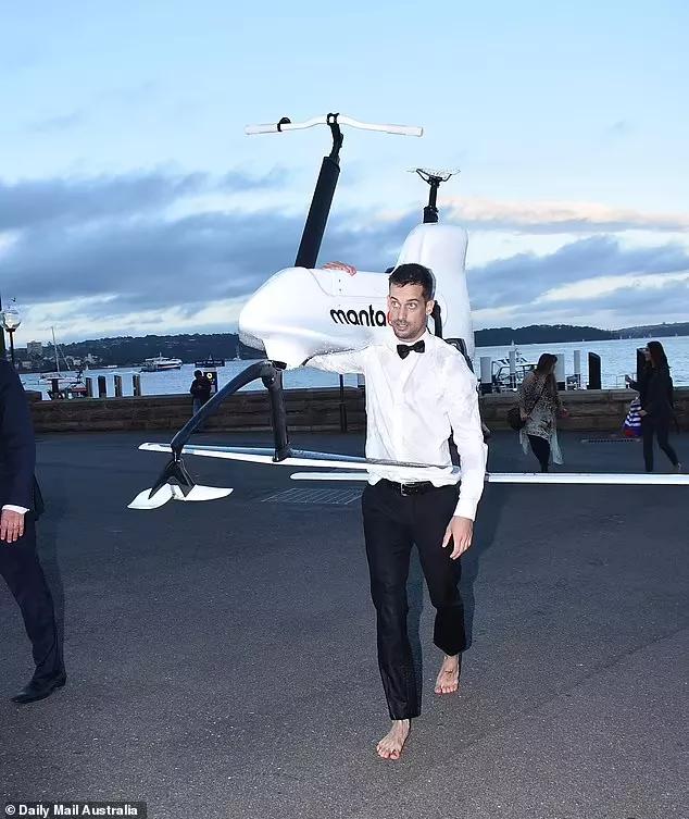 悉尼港惊现“007”，竟穿燕尾服骑水上自行车！结果被罚$500刀