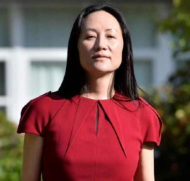 孟晚舟的气质是从骨子里散发的,中国红裙装显气度,素颜也不难看  第4