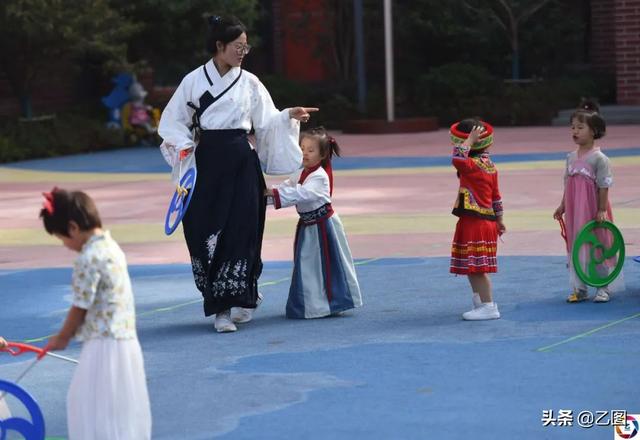 幼儿园师生穿民族服装游园，上学时彼此认不出，还有孩子哭了