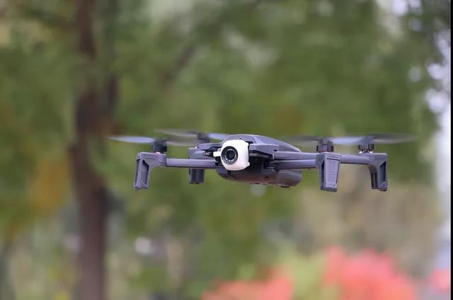 大疆吞下80%市场份额，多数友商转型，“会飞的相机”也内卷？