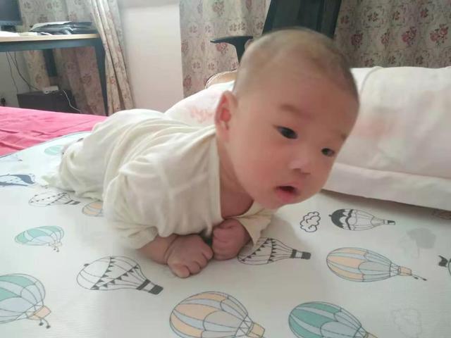 孙子出世四个月，听老人讲过去育孩的事情