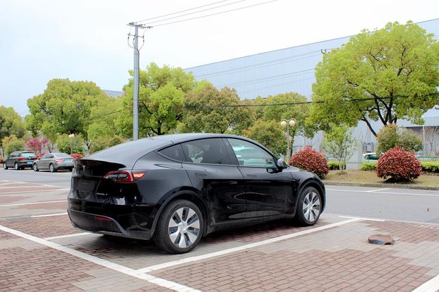 试驾特斯拉Model Y：这玩意儿开起来咋就那么像个“大玩具”？