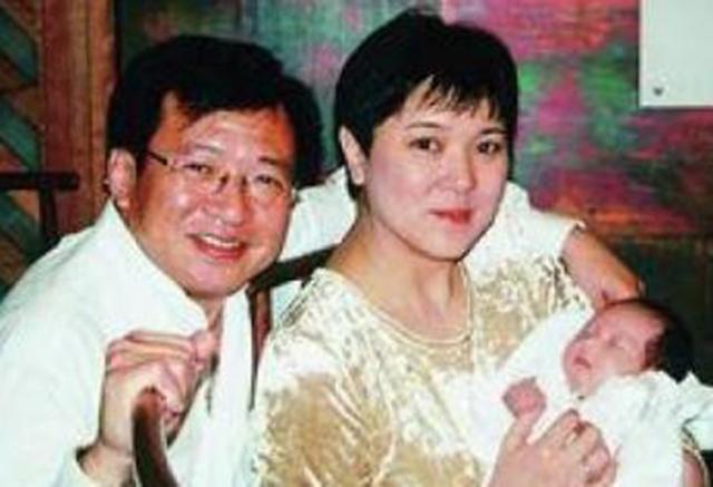 许绍雄宣布她女儿订婚了！24岁的女儿被男朋友跪着求婚，手上的钻戒太耀眼了。
(图9)
