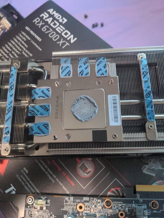 撼訊RX 6700XT做工感人，鬧出大笑話，顯卡導熱墊貼膜竟然都沒撕掉