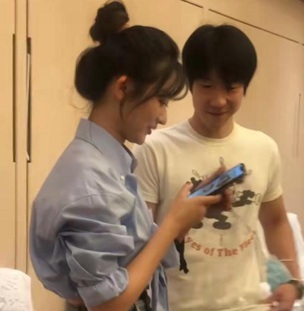 《扫黑风暴》剧组庆功宴，孙兴徐英子亲密合照很和谐，大江也在场