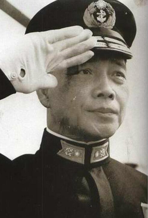 伪军中将给粟裕送了盒烟，粟裕发现不对大喊：部队集合，电台关闭