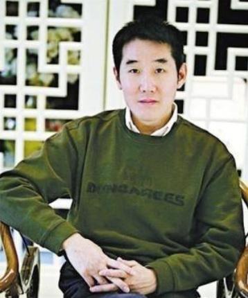 岩男郎:王朔马未都喊他大哥，陆毅刘烨都是他捧红，海岩才是京圈大牛人