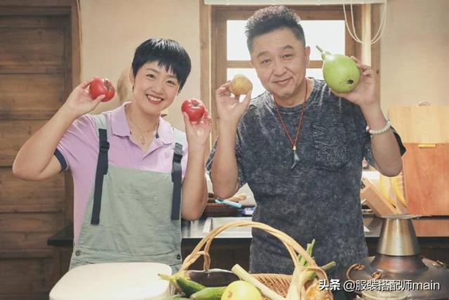 于谦的媳妇:于谦妻子已年过四十，却凭借高颜值和好气质，把基础款穿出高级感