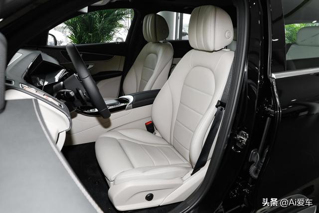 奔驰家的纯电中型SUV，跑高速跑城市都轻松省钱，到店实拍奔驰EQC