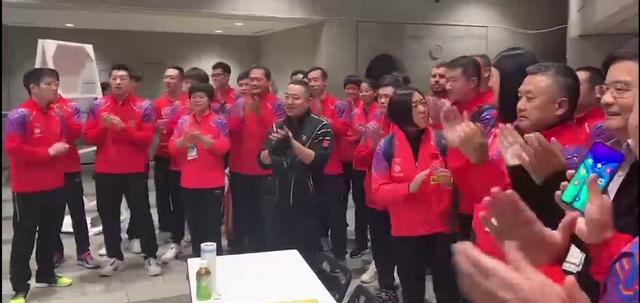 团队精神！国乒女队夺世界杯男队场外高唱国歌 外籍体能师也不例外