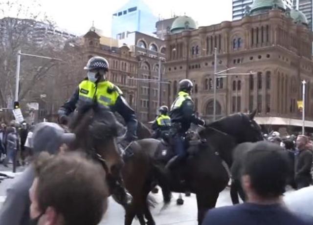 反对！4000名抗议民众上街暴动反对封城，澳大利亚骑警紧急出动
