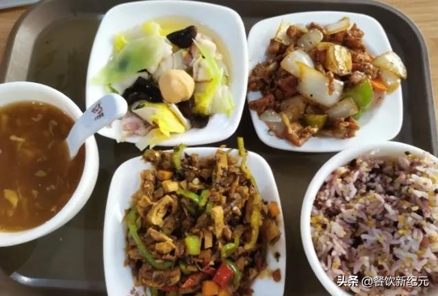 小米员工食堂3元吃饱，10元扶墙走，网友：够性价比，还要人吗？