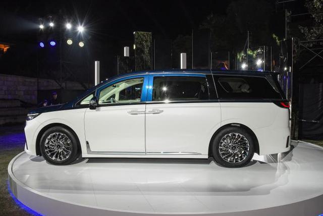 空气悬架+电动四驱，岚图MPV四座版不输埃尔法？