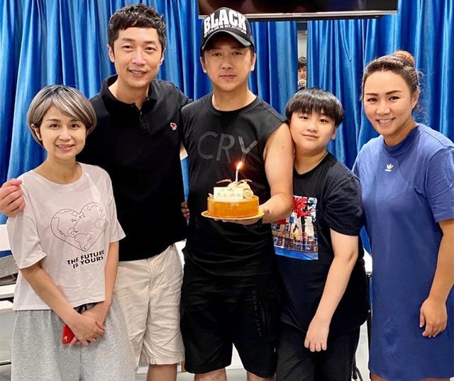 50岁港星全家移民英国后陷入困难！租不到房子，子女找不到学校