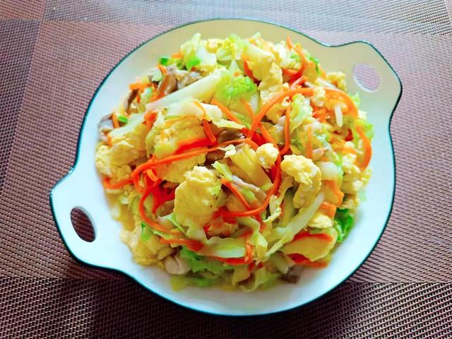 天冷给孩子吃什么好？记得用包菜和鸡蛋做道下饭菜，维生素U丰富