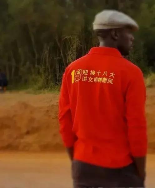 你拿着AK47的外卖小哥和非洲校友