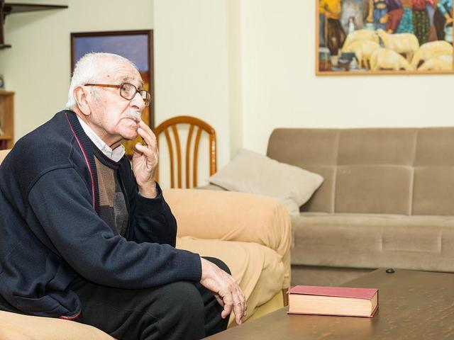 老人为什么容易患老年痴呆？建议：想预防，尽量改掉5个习惯