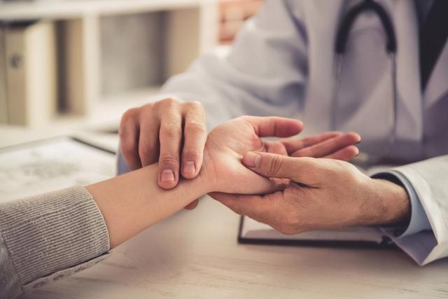 耳垂有褶皱就是冠心病？出现这5种表现，该好好养心了