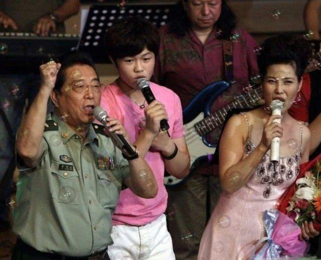 82岁李双江现身饭局，心情好高歌一曲现场掌声不断，却惹网友吐槽