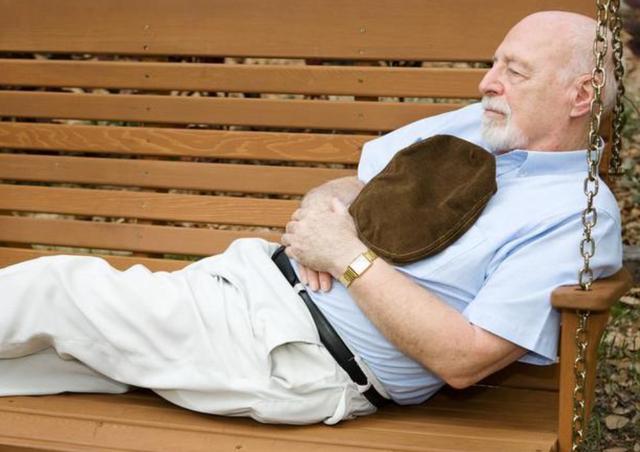 上年纪后疾病加速爆发！牢记“不睡两觉，远离两水”，为长寿助力