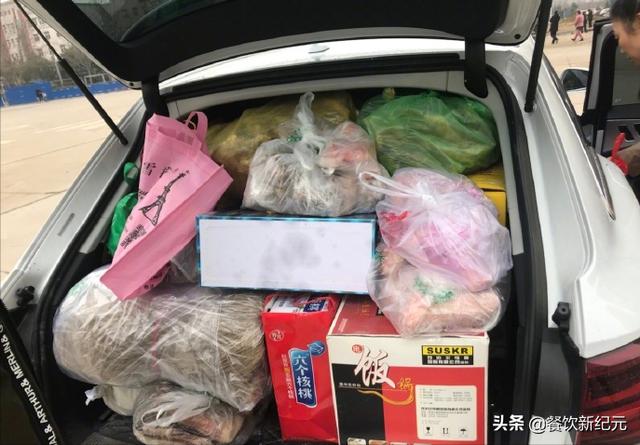国庆返程后备箱，一个比一个硬核，网友泪目：那是父母满满的爱