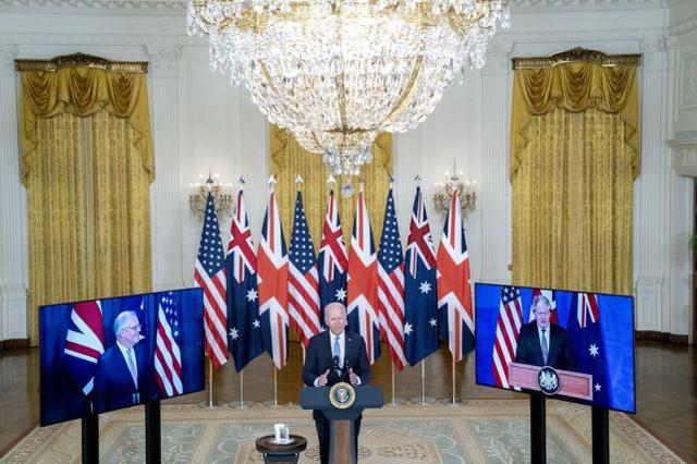 美国罕见认错！拜登30分钟哄好马克龙，一个承诺让法国怒气全消