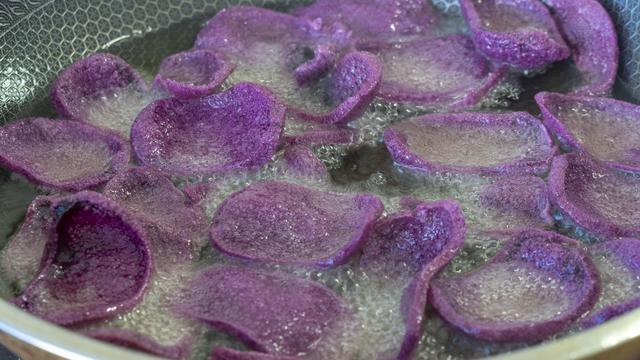 春天，女人想少用化妆品，多吃6种“紫色食物”，常吃脸色更红润