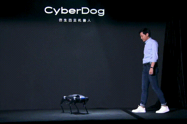 9999元雷軍新寵亮相！機器狗鐵蛋，能走能遛能空翻