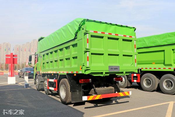 拉砂石料自卸车