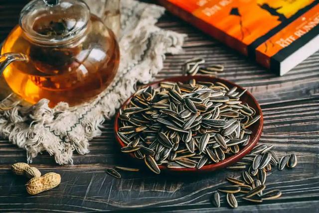 喝可乐会“腐蚀”牙齿？这几类食物，可能比糖还“毁牙”