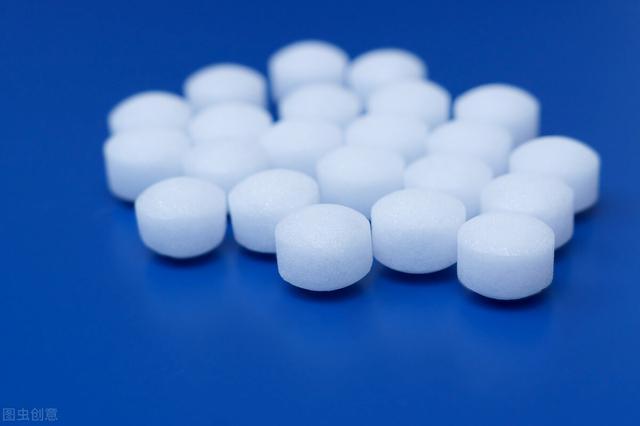 樟脑丸怎么用是正确安全的（樟脑丸放在哪里合适）