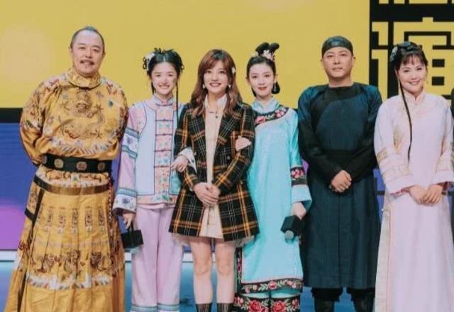尔泰是谁演的:赵薇现身《两只老虎》首映，与容嬷嬷尔泰后台同框，更现场学比心