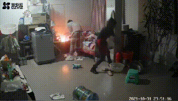 家中起火，留守幼童向监控求救！