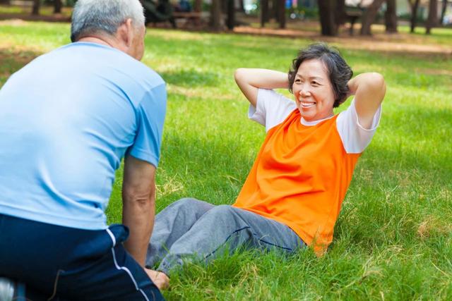 年龄偏大的人易患高血压，这3种运动别做，这2种运动很适合