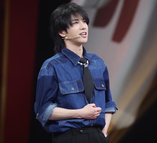 华晨宇身高:身高同样是173cm，当关晓彤与华晨宇热舞时，谁说谎很明显了