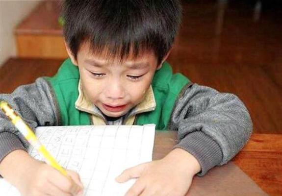 学生姓名撞上动画人物，老师上课不敢叫他，怕控制不了大笑的同学